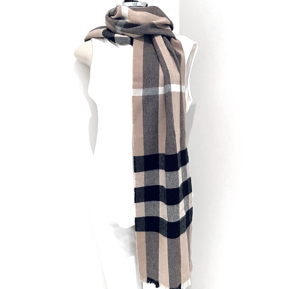 BURBERRY LASH FINGER GIANT EXPLODED CHECK SCARF.